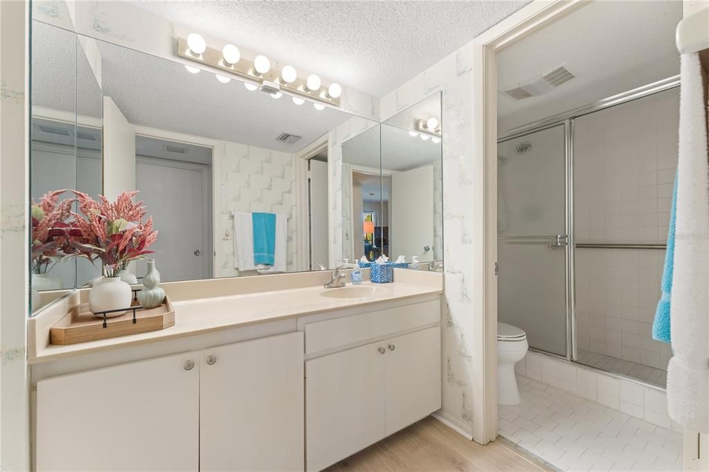 На продажу: $139,900 (2 спален, 2 ванн, 1178 Квадратных фут)