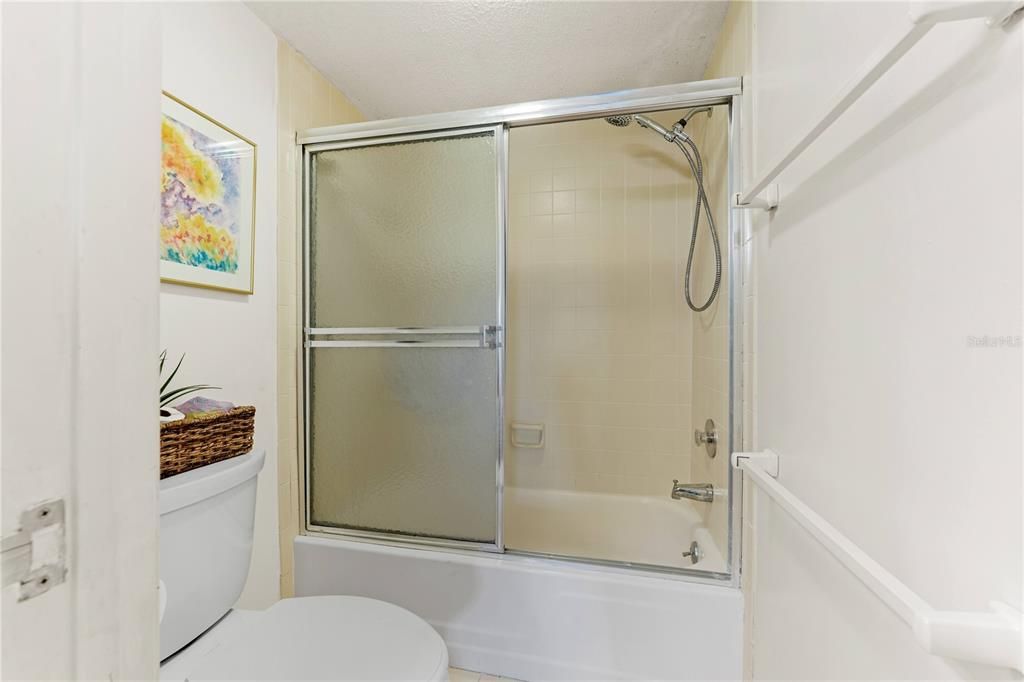 На продажу: $139,900 (2 спален, 2 ванн, 1178 Квадратных фут)