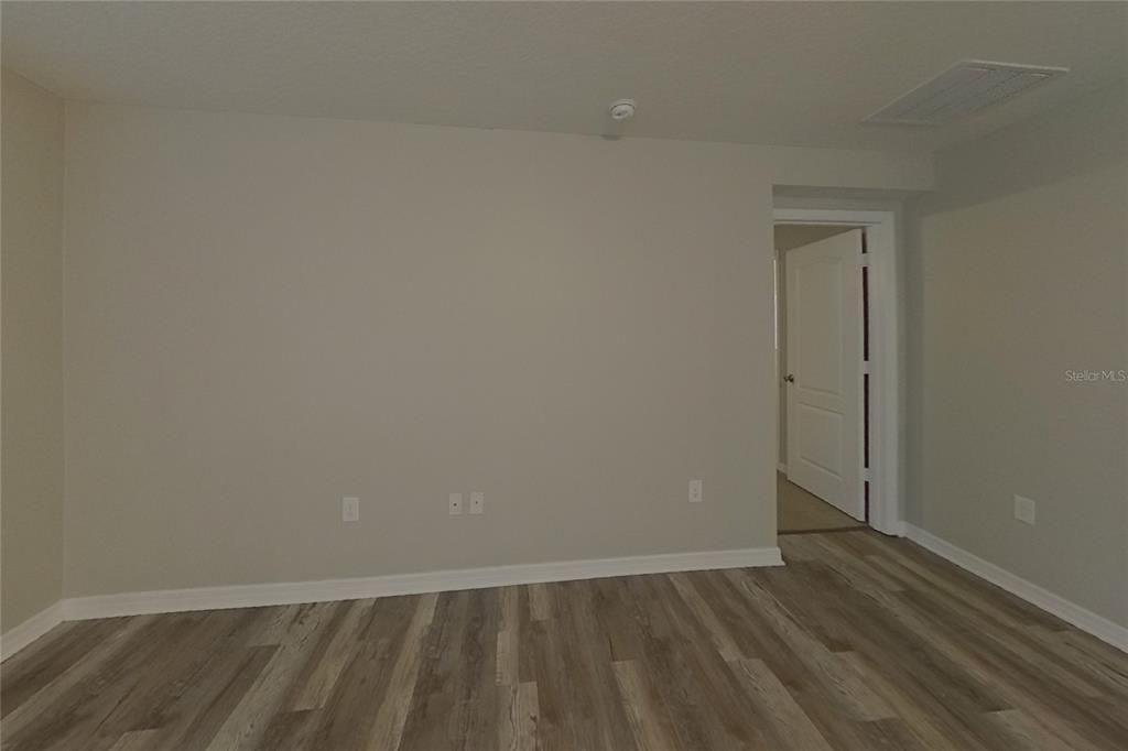 For Rent: $1,999 (4 beds, 2 baths, 1701 Square Feet)