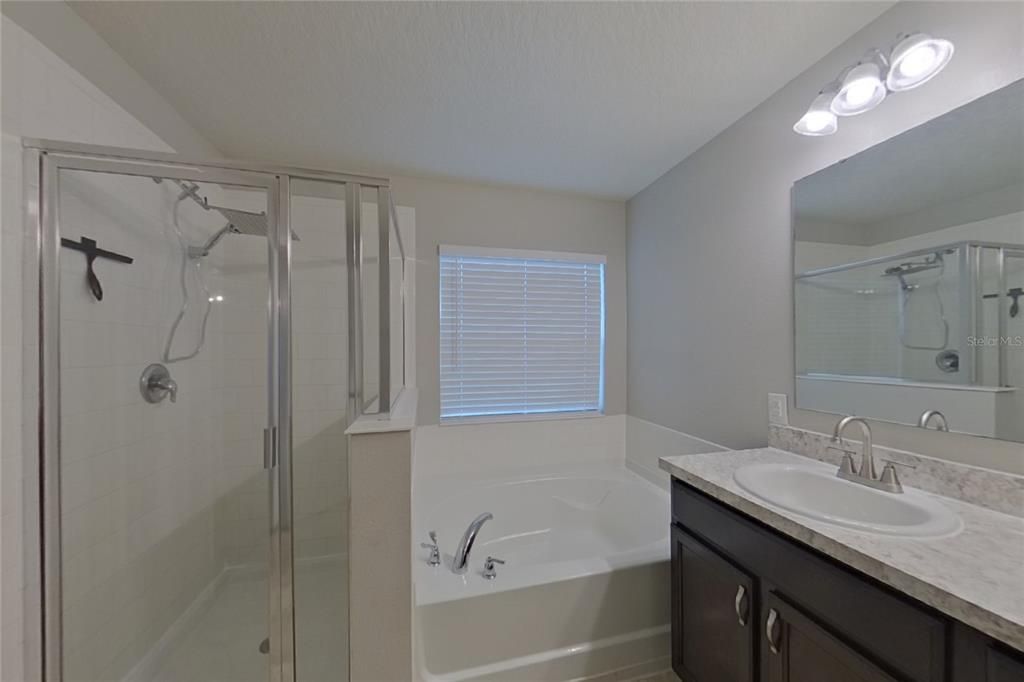 For Rent: $1,999 (4 beds, 2 baths, 1701 Square Feet)