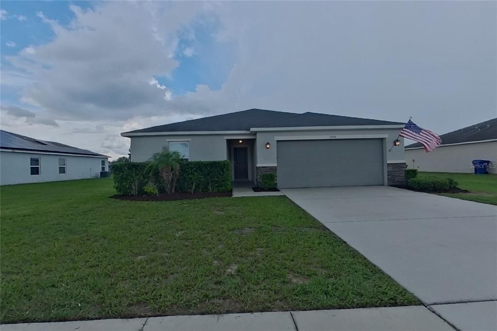 For Rent: $1,999 (4 beds, 2 baths, 1701 Square Feet)