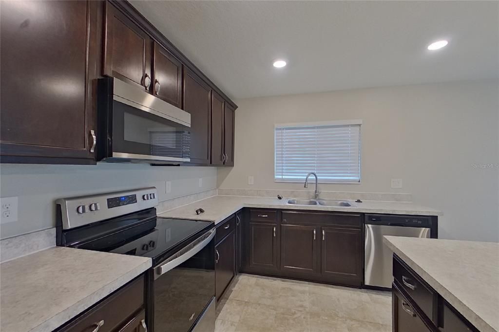 For Rent: $1,999 (4 beds, 2 baths, 1701 Square Feet)
