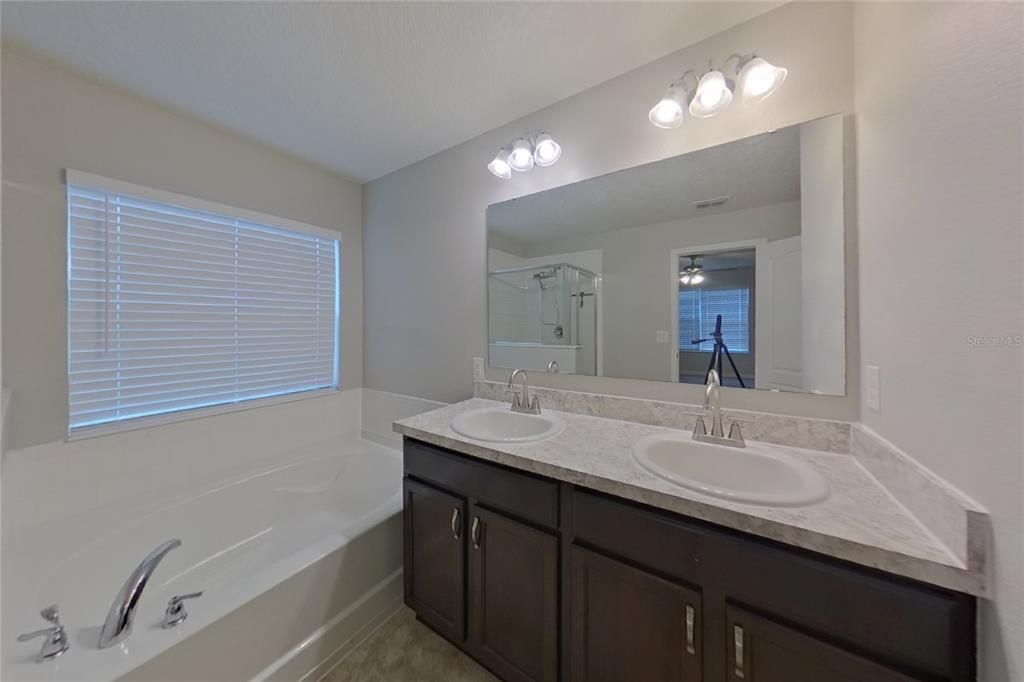 For Rent: $1,999 (4 beds, 2 baths, 1701 Square Feet)