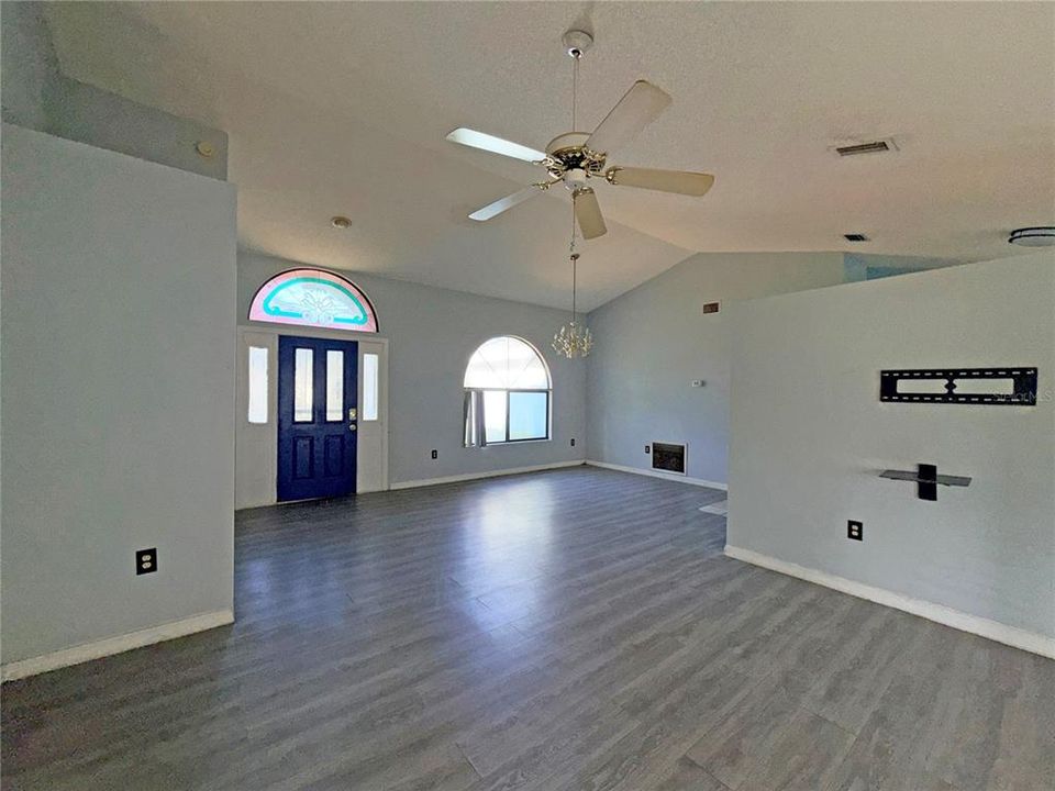 For Sale: $154,000 (2 beds, 2 baths, 1636 Square Feet)