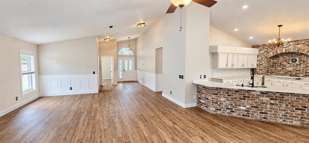 For Rent: $2,600 (3 beds, 2 baths, 1906 Square Feet)