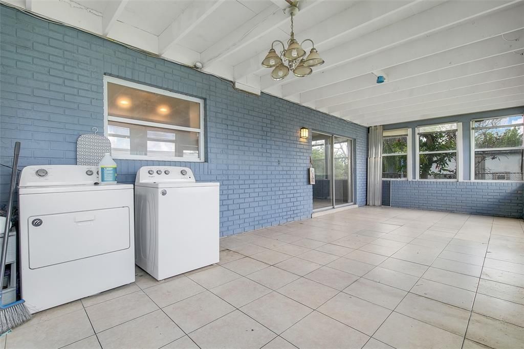 For Sale: $325,000 (4 beds, 2 baths, 2158 Square Feet)