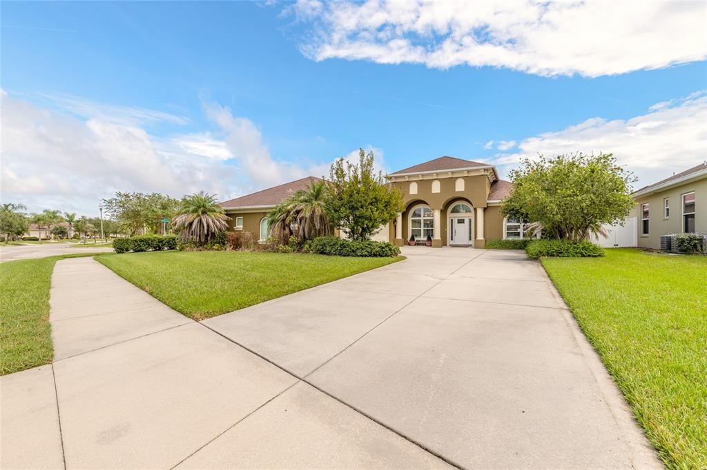 Active With Contract: $599,888 (3 beds, 2 baths, 2744 Square Feet)