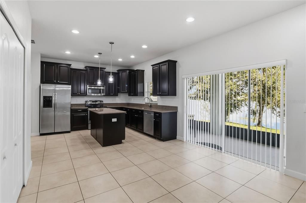 Activo con contrato: $650,000 (5 camas, 3 baños, 3774 Pies cuadrados)