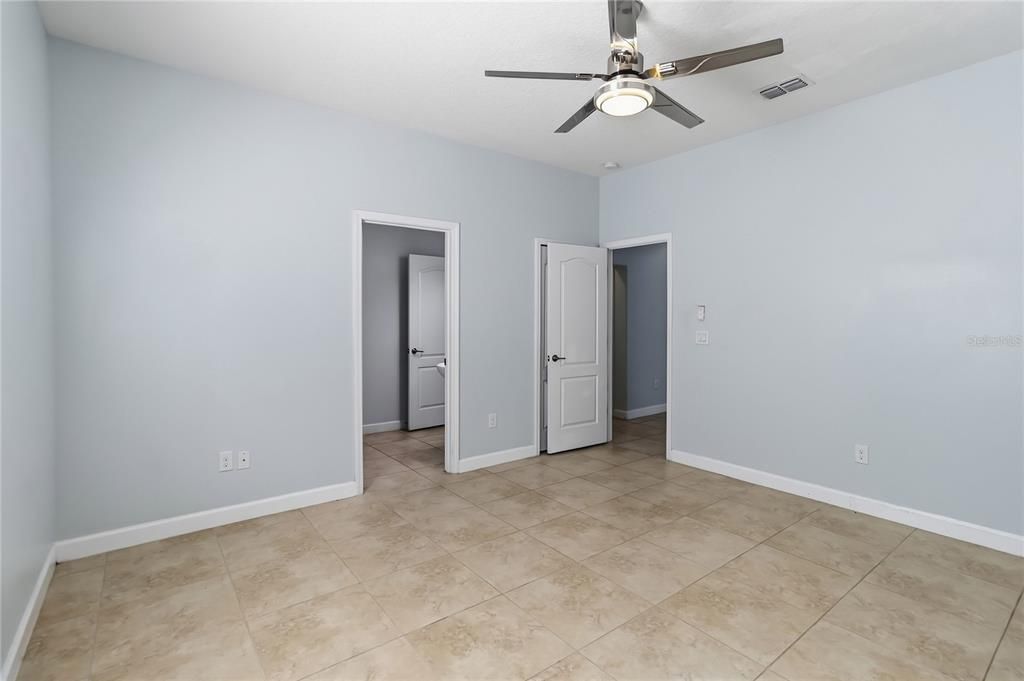 Activo con contrato: $650,000 (5 camas, 3 baños, 3774 Pies cuadrados)