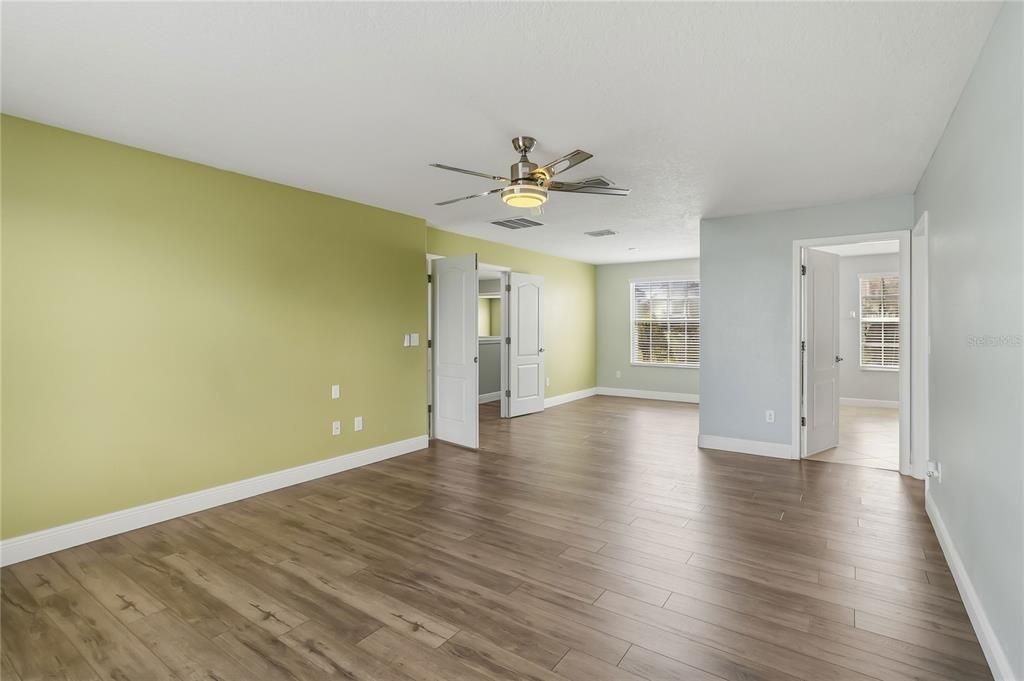 Activo con contrato: $650,000 (5 camas, 3 baños, 3774 Pies cuadrados)