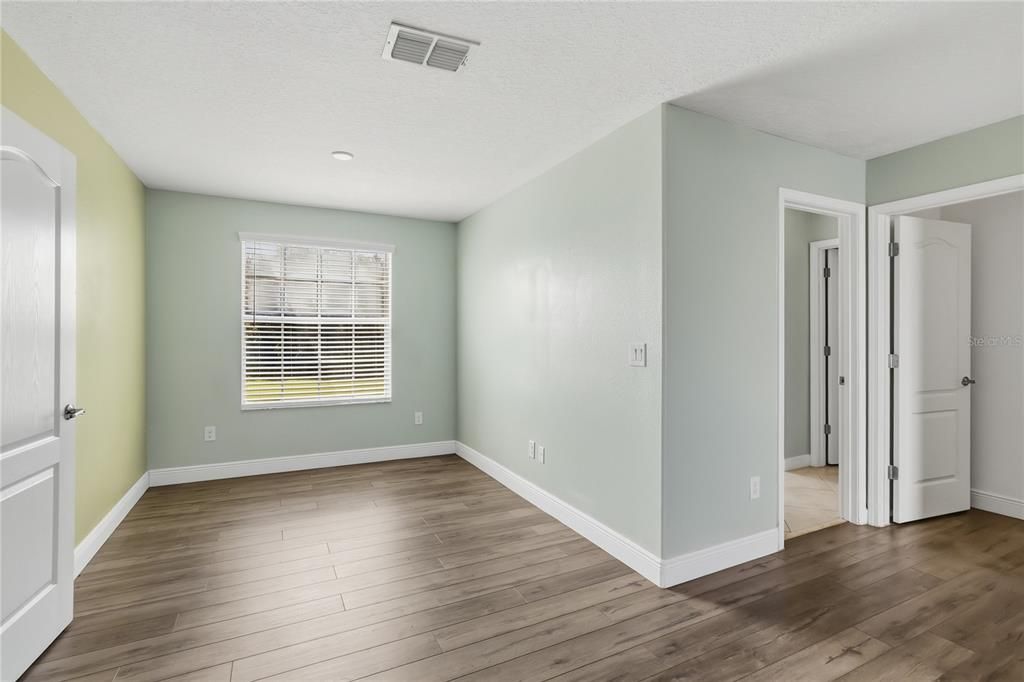 Activo con contrato: $650,000 (5 camas, 3 baños, 3774 Pies cuadrados)