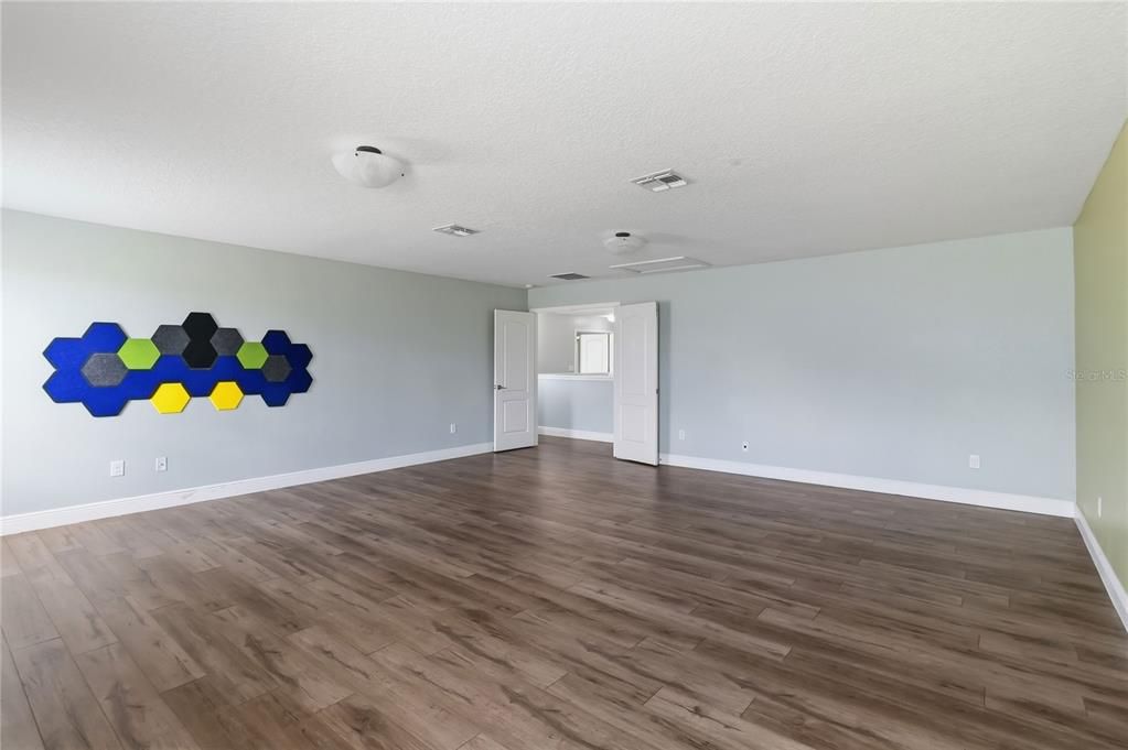 Activo con contrato: $650,000 (5 camas, 3 baños, 3774 Pies cuadrados)