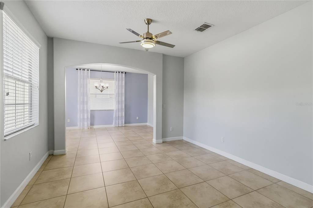 Activo con contrato: $650,000 (5 camas, 3 baños, 3774 Pies cuadrados)