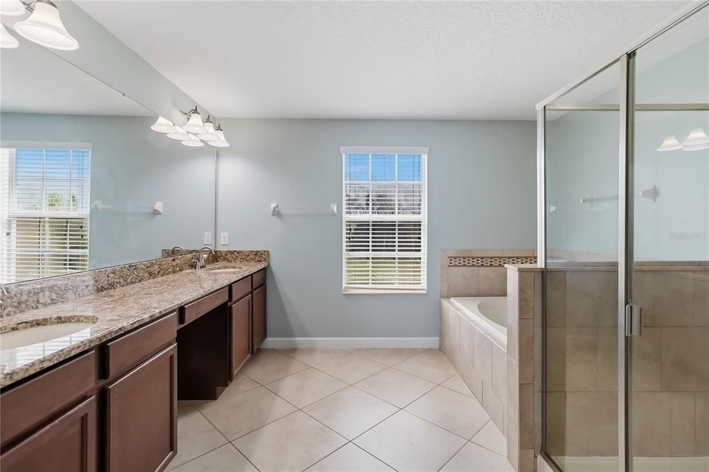 Activo con contrato: $650,000 (5 camas, 3 baños, 3774 Pies cuadrados)