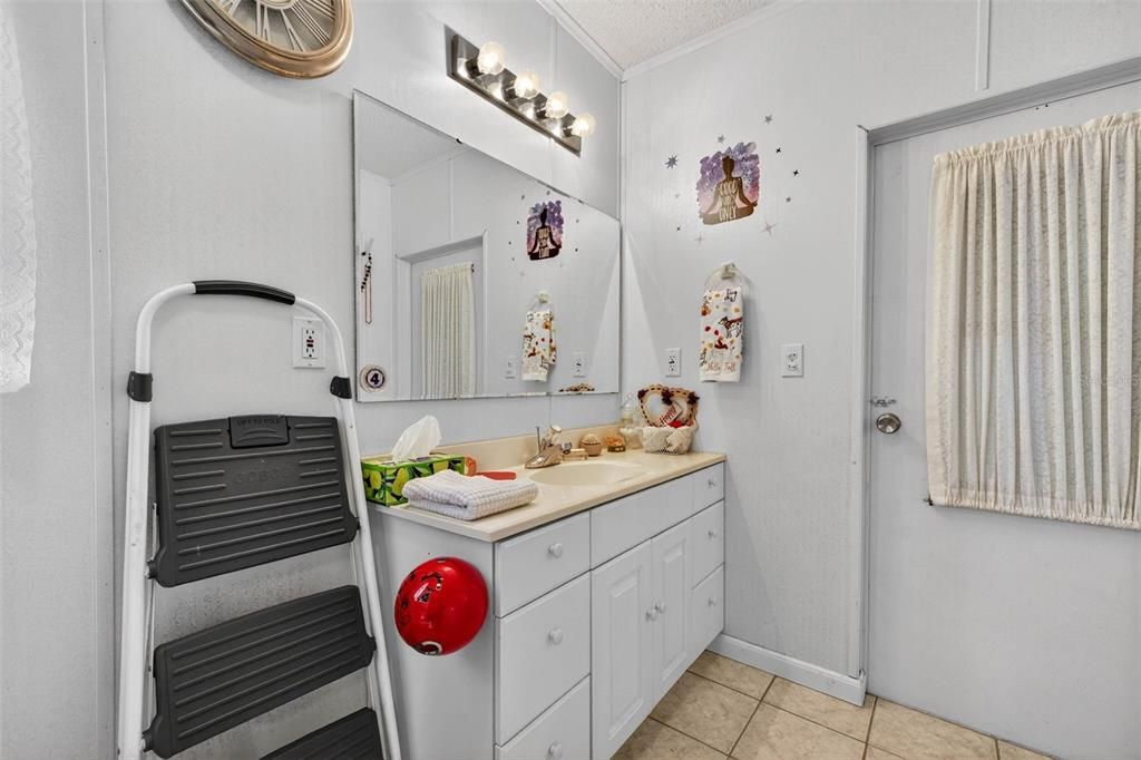 For Sale: $159,900 (2 beds, 2 baths, 756 Square Feet)