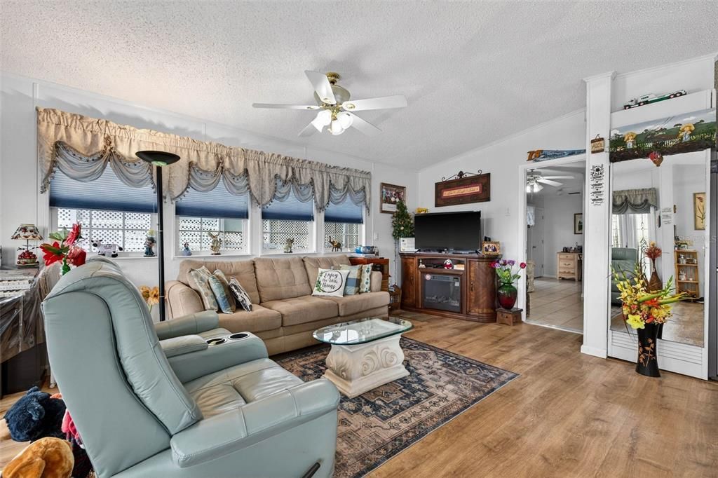 For Sale: $159,900 (2 beds, 2 baths, 756 Square Feet)