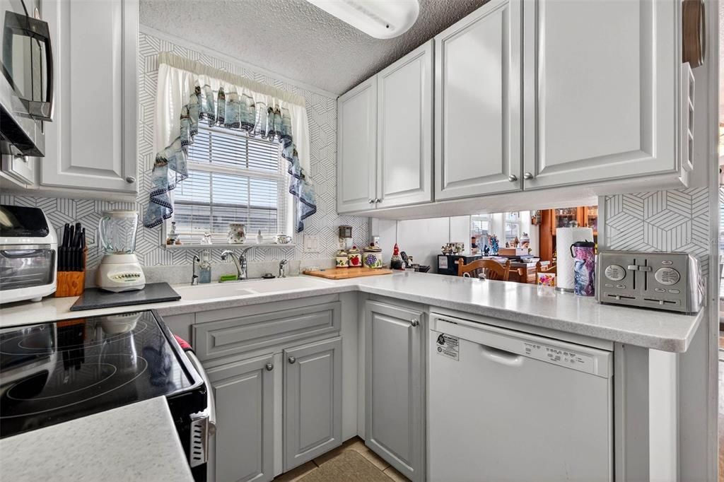 For Sale: $159,900 (2 beds, 2 baths, 756 Square Feet)