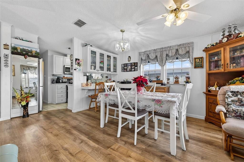 For Sale: $159,900 (2 beds, 2 baths, 756 Square Feet)