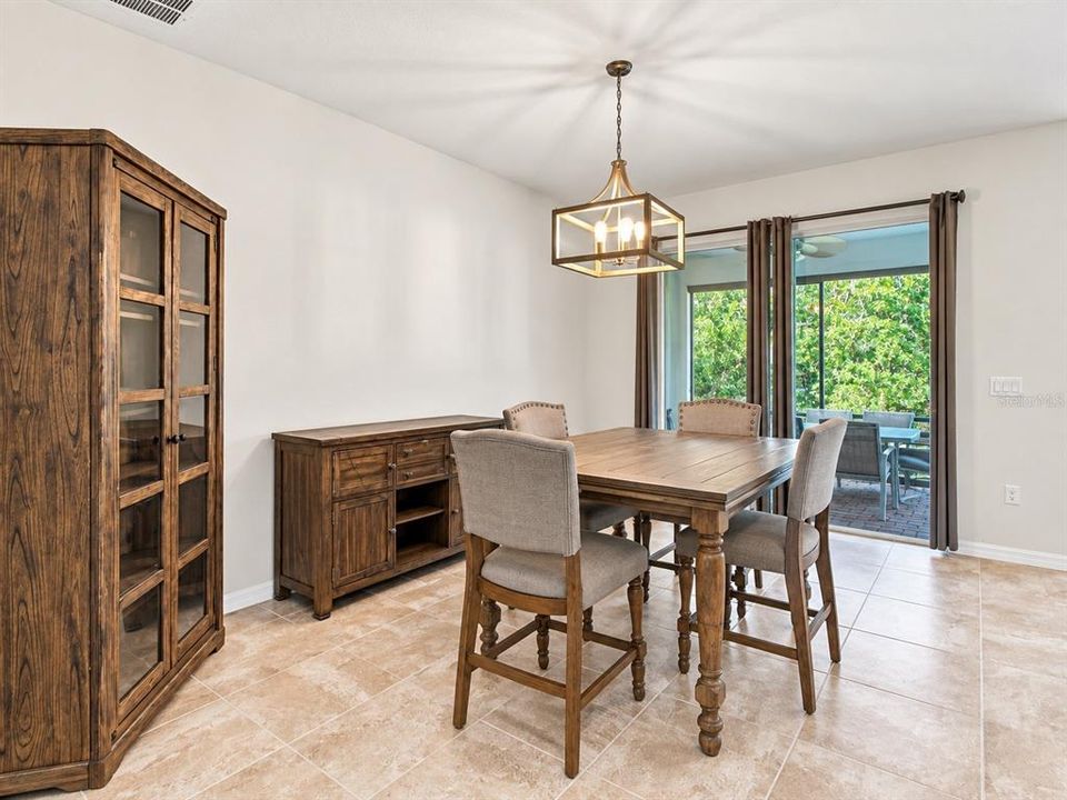 En Venta: $364,000 (2 camas, 2 baños, 1975 Pies cuadrados)