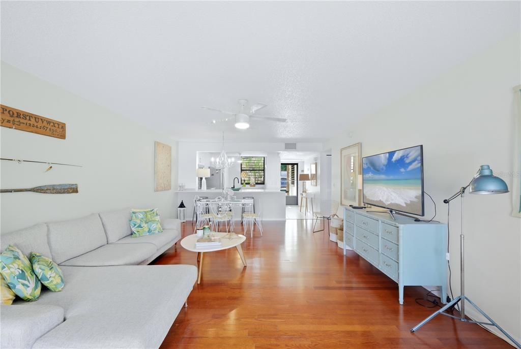 For Sale: $335,000 (2 beds, 2 baths, 1304 Square Feet)