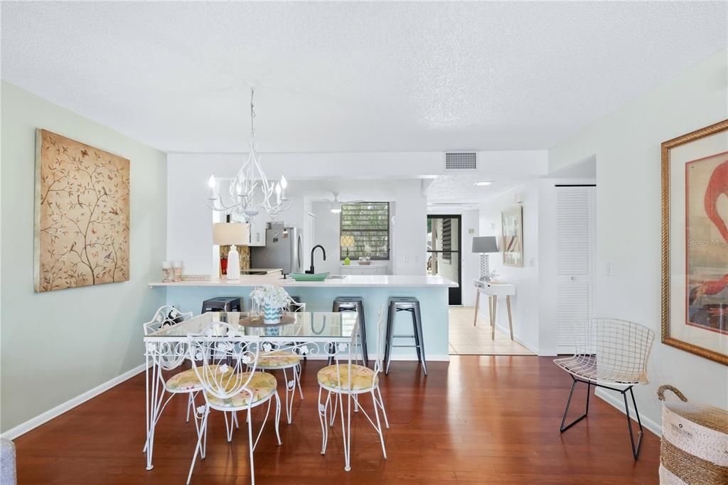 For Sale: $335,000 (2 beds, 2 baths, 1304 Square Feet)