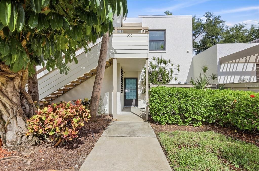 For Sale: $335,000 (2 beds, 2 baths, 1304 Square Feet)