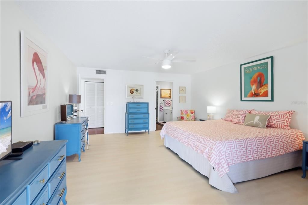 For Sale: $335,000 (2 beds, 2 baths, 1304 Square Feet)