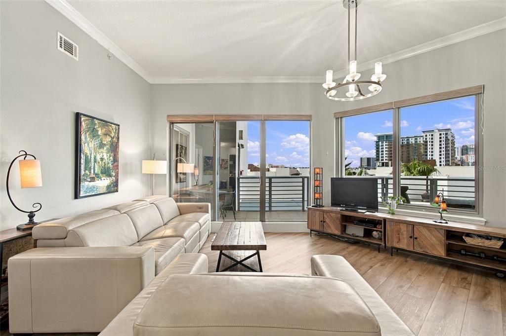 For Sale: $650,000 (2 beds, 2 baths, 1338 Square Feet)