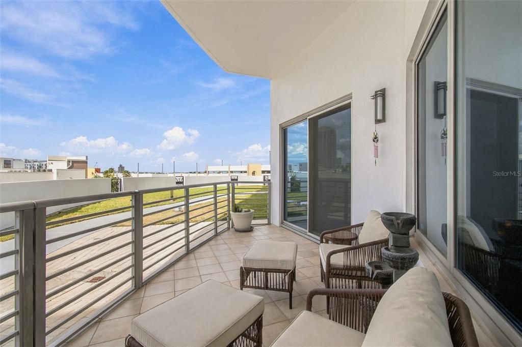 For Sale: $650,000 (2 beds, 2 baths, 1338 Square Feet)