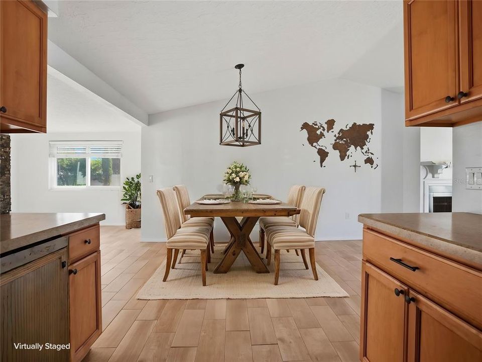 На продажу: $299,500 (2 спален, 2 ванн, 1168 Квадратных фут)