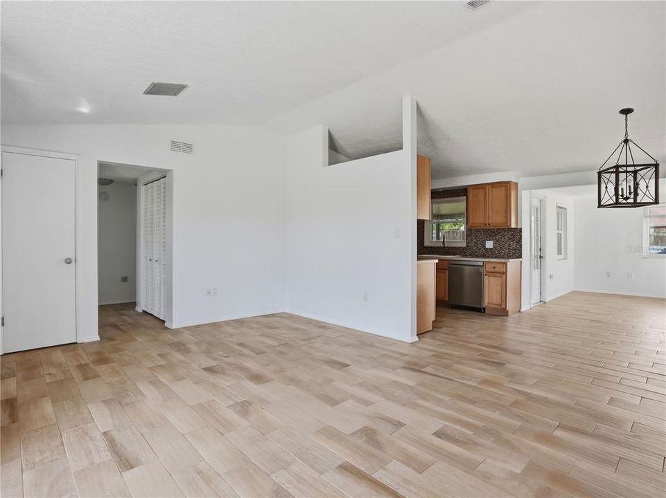 На продажу: $299,500 (2 спален, 2 ванн, 1168 Квадратных фут)