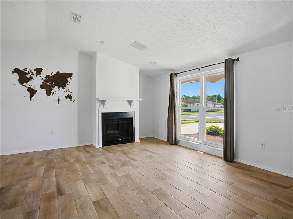На продажу: $299,500 (2 спален, 2 ванн, 1168 Квадратных фут)