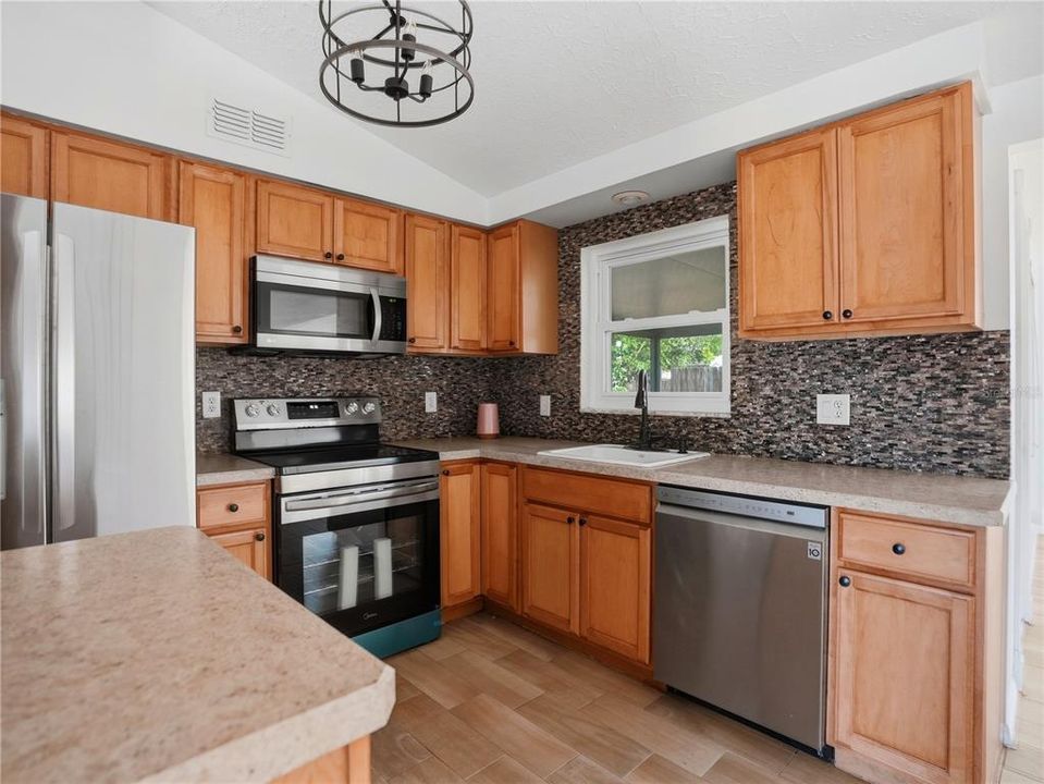 На продажу: $299,500 (2 спален, 2 ванн, 1168 Квадратных фут)