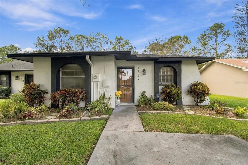 For Sale: $315,000 (2 beds, 2 baths, 1049 Square Feet)