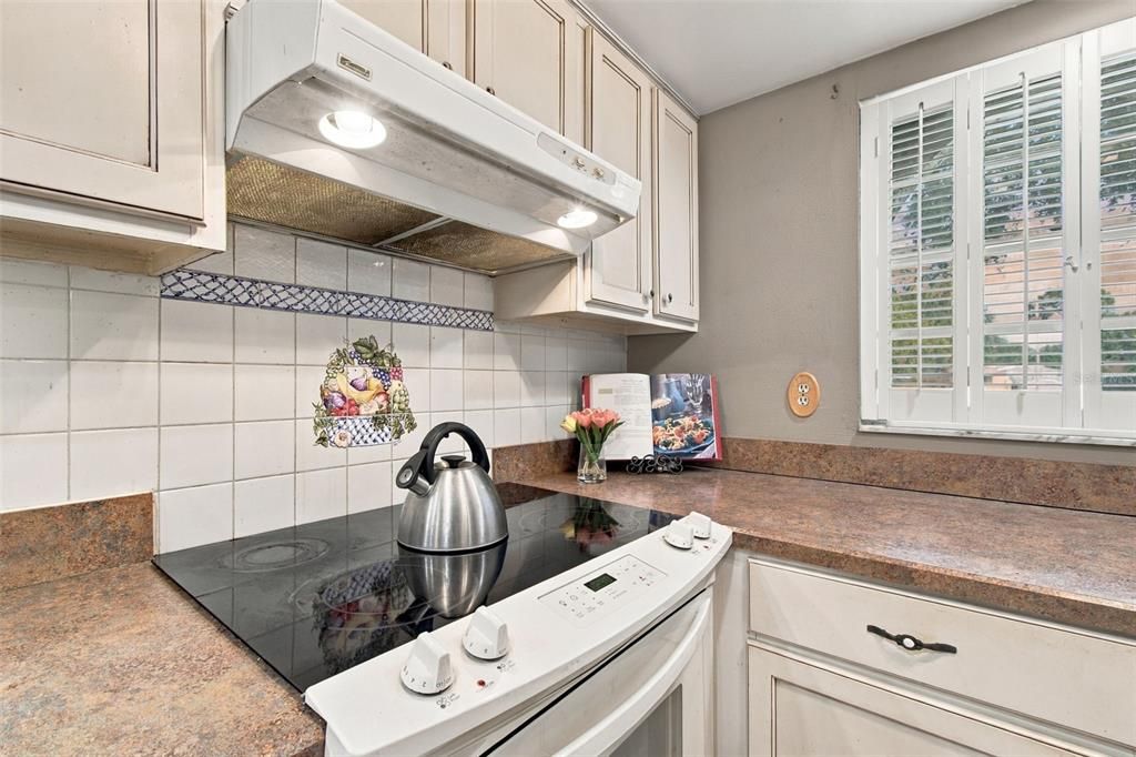 For Sale: $315,000 (2 beds, 2 baths, 1049 Square Feet)