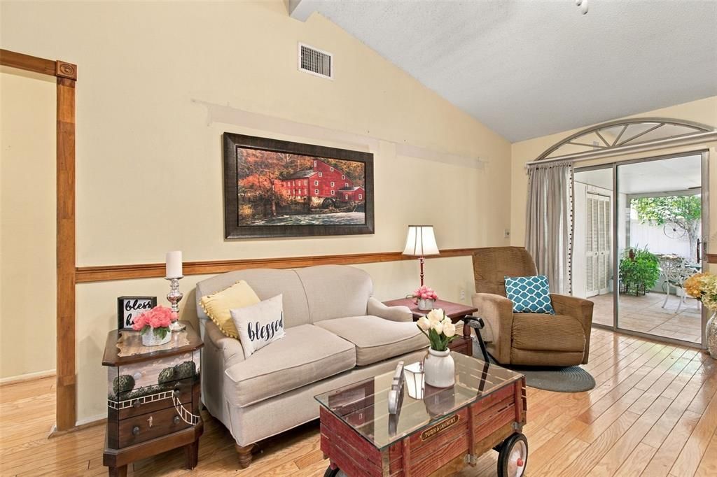 For Sale: $315,000 (2 beds, 2 baths, 1049 Square Feet)