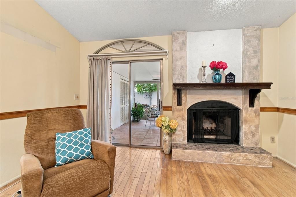 For Sale: $315,000 (2 beds, 2 baths, 1049 Square Feet)