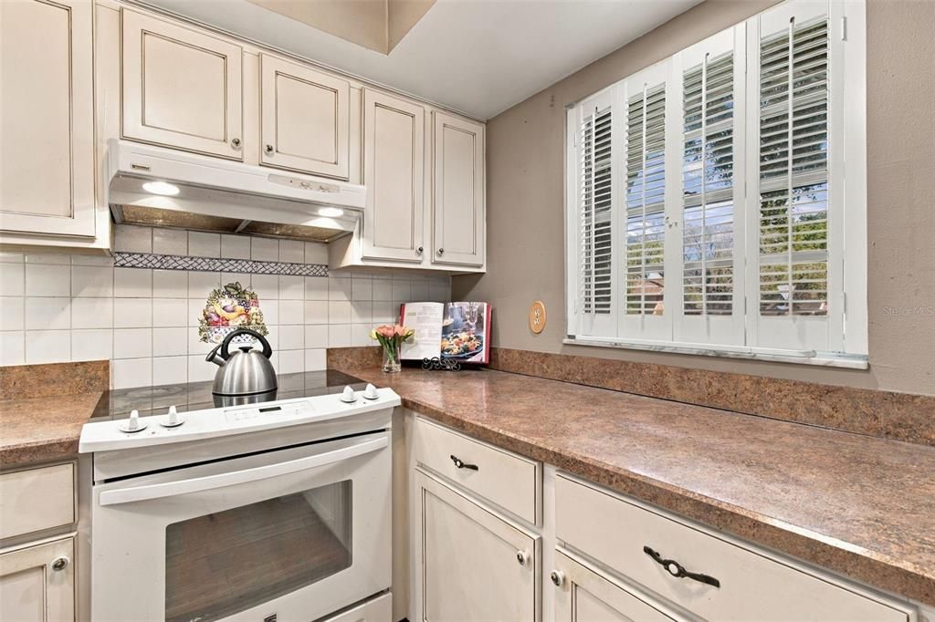 For Sale: $315,000 (2 beds, 2 baths, 1049 Square Feet)