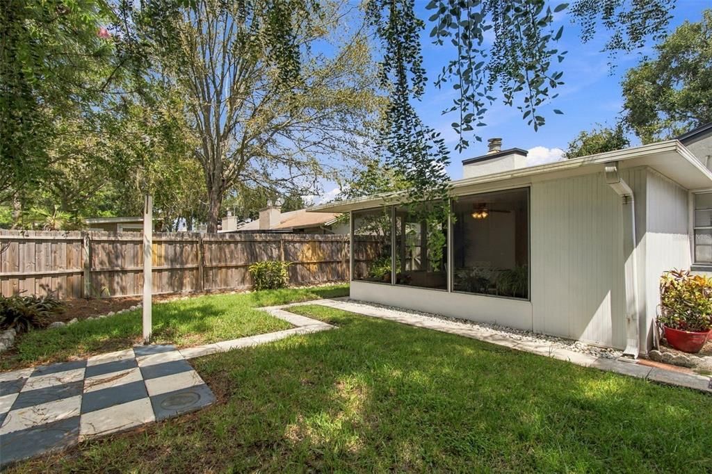 For Sale: $315,000 (2 beds, 2 baths, 1049 Square Feet)