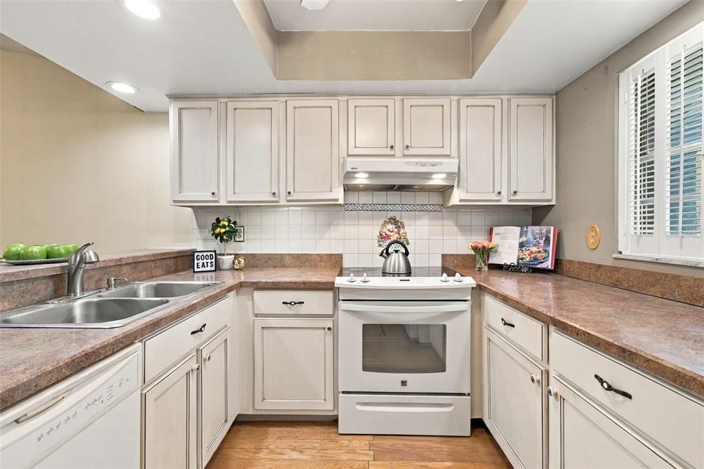 For Sale: $315,000 (2 beds, 2 baths, 1049 Square Feet)