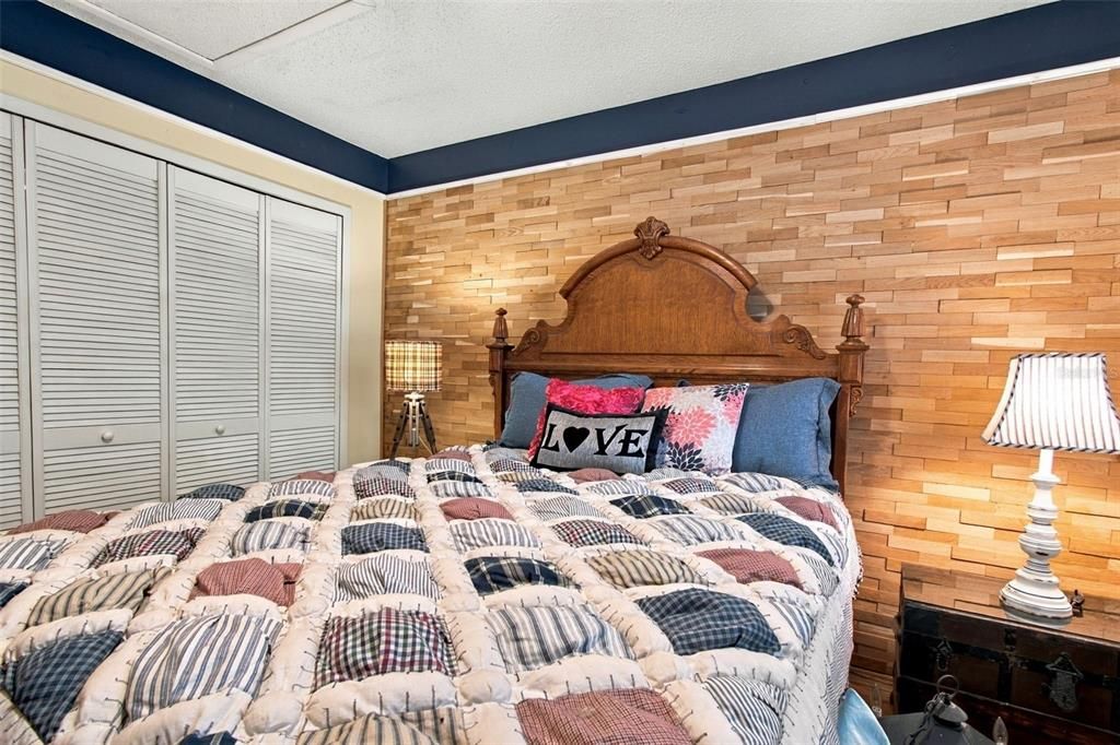 For Sale: $315,000 (2 beds, 2 baths, 1049 Square Feet)