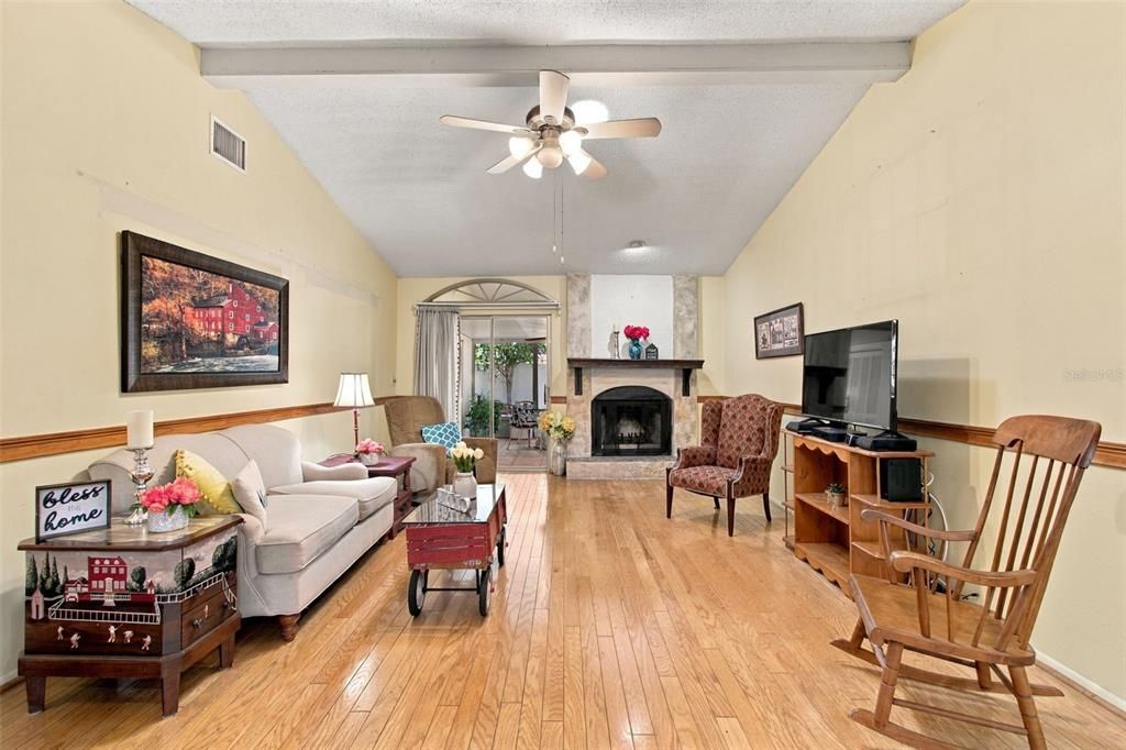 For Sale: $315,000 (2 beds, 2 baths, 1049 Square Feet)
