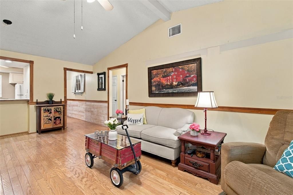 For Sale: $315,000 (2 beds, 2 baths, 1049 Square Feet)