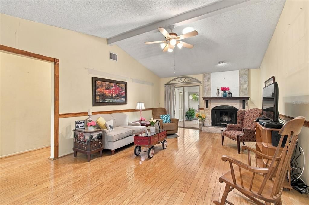 For Sale: $315,000 (2 beds, 2 baths, 1049 Square Feet)