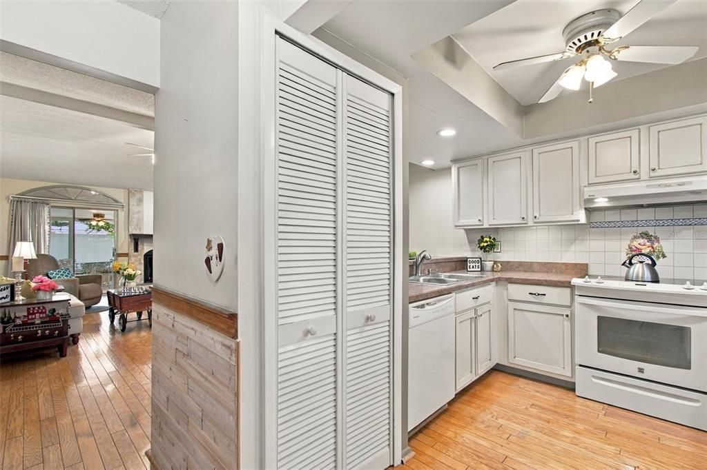 For Sale: $315,000 (2 beds, 2 baths, 1049 Square Feet)