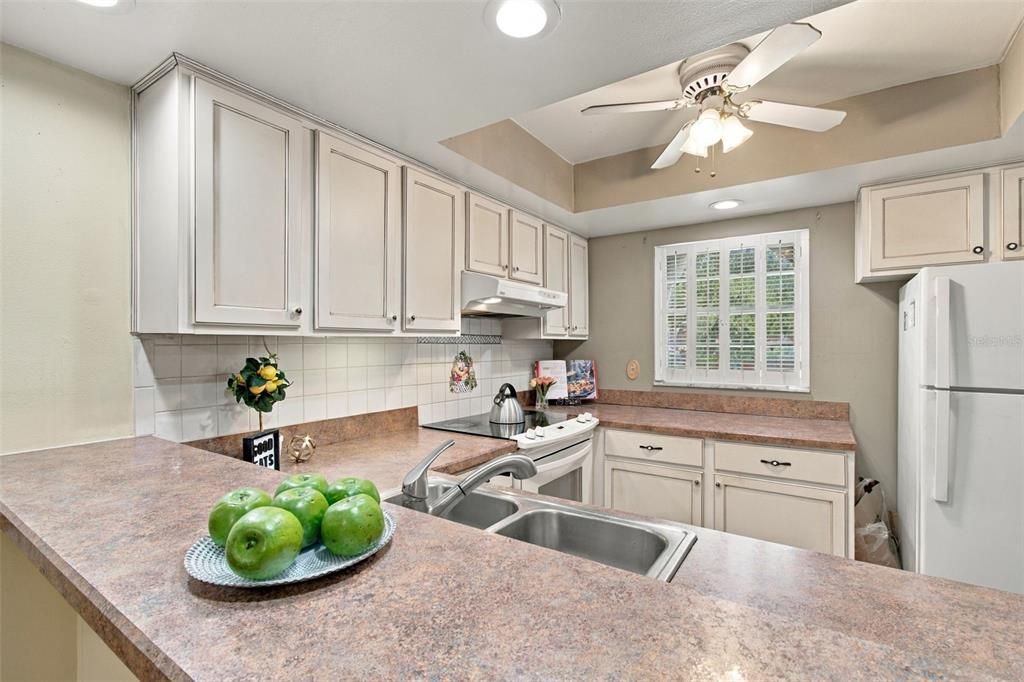 For Sale: $315,000 (2 beds, 2 baths, 1049 Square Feet)
