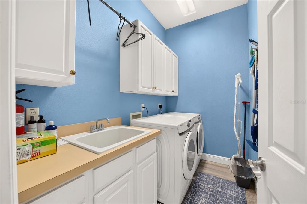 Activo con contrato: $439,900 (3 camas, 2 baños, 2030 Pies cuadrados)