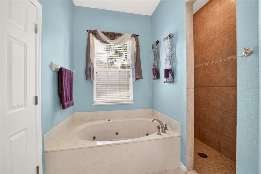 Activo con contrato: $439,900 (3 camas, 2 baños, 2030 Pies cuadrados)