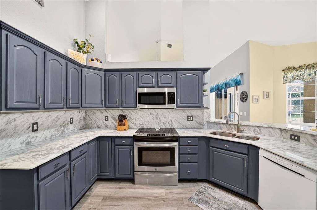 Activo con contrato: $439,900 (3 camas, 2 baños, 2030 Pies cuadrados)