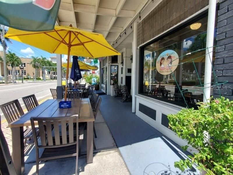 For Rent: $3,400 (6 beds, 2 baths, 2100 Square Feet)